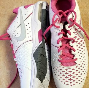 Nike Women's tennis shoe